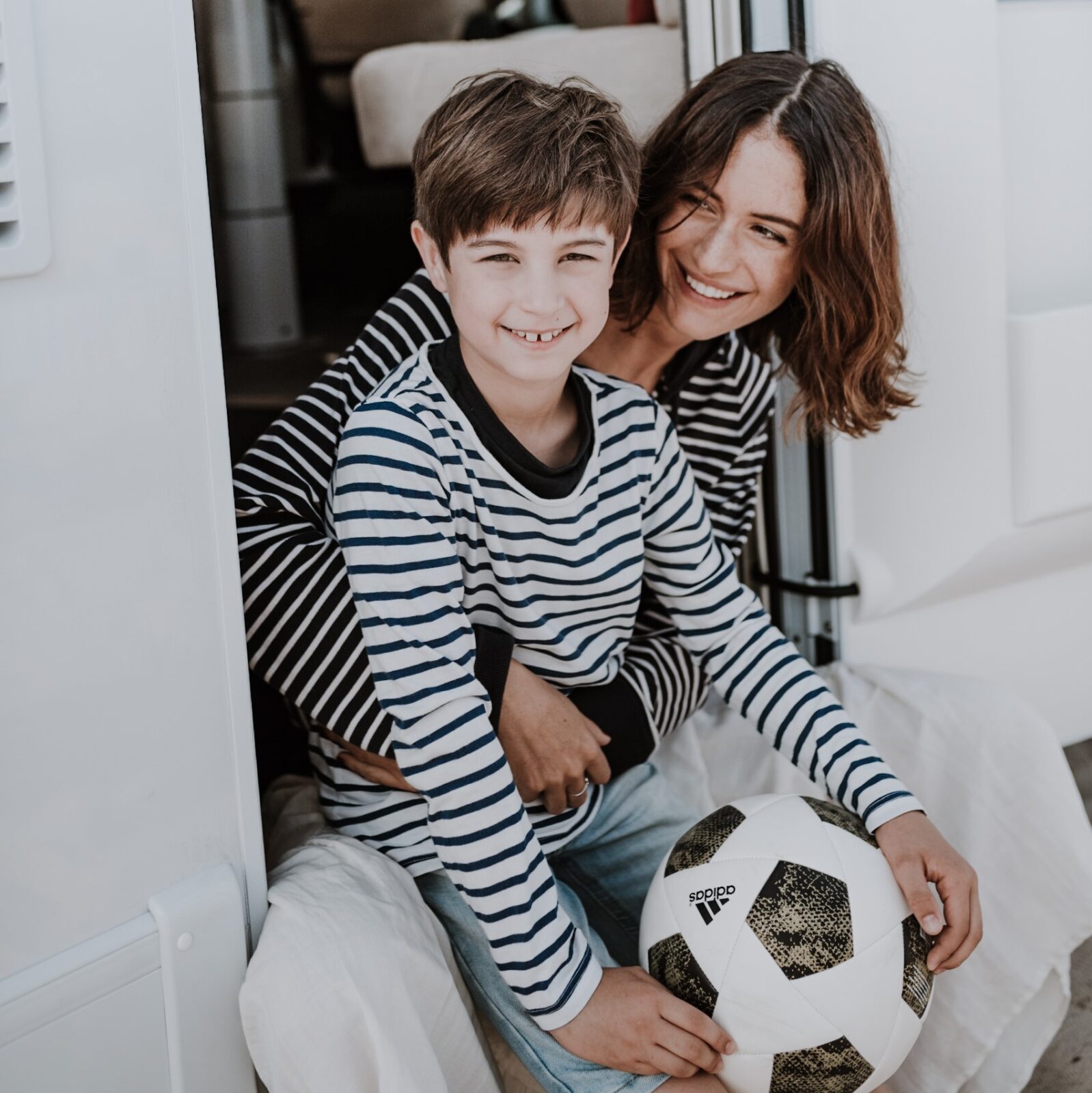 Bambino con mamma su camper Laika